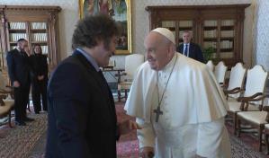 Tras los abrazos, los alfajores: Milei se reúne con Francisco en el Vaticano