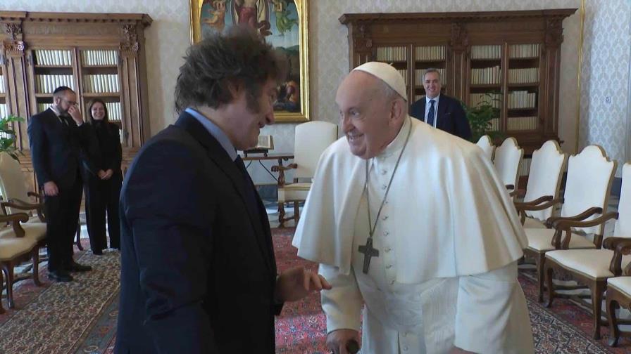 Tras los abrazos, los alfajores: Milei se reúne con Francisco en el Vaticano