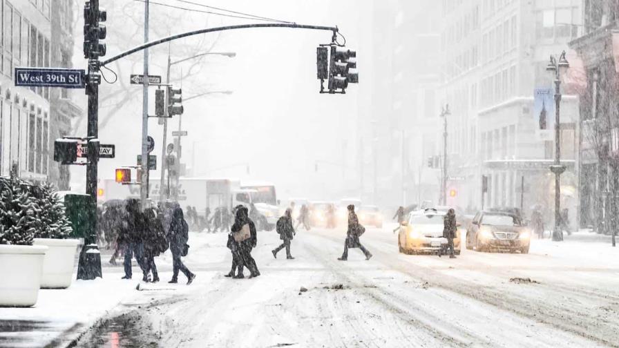 Llaman a la población de Boston y Nueva York a tener precaución por fuerte tormenta invernal