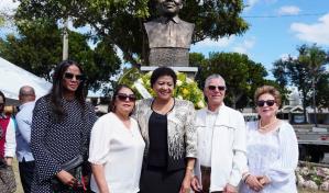 Ayuntamiento de Santo Domingo Este levanta escultura de Nelson Mandela en el Paseo de la Historia