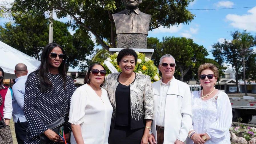 Ayuntamiento de Santo Domingo Este levanta escultura de Nelson Mandela en el Paseo de la Historia