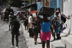 Centenares de desplazados haitianos huyen de la guerra entre bandas