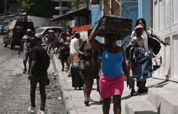 Centenares de desplazados haitianos huyen de la guerra entre bandas