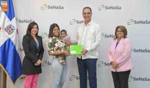 Entregan carné de afiliación a Senasa a madre del primer bebé nacido en 2024
