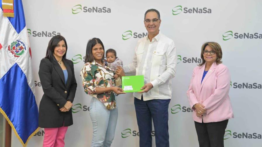 Entregan carné de afiliación a Senasa a madre del primer bebé nacido en 2024