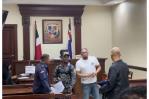 Video | Anthony Santos trata de pasar desapercibido al asistir a juicio de fondo en su contra