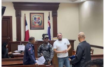 Video | Anthony Santos trata de pasar desapercibido al asistir a juicio de fondo en su contra