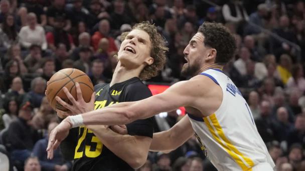 Thompson anota 26, Curry encesta cinco triples en el cuarto y Warriors ganan 129-1107 al Jazz