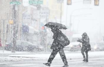 Nevadas en el noreste de EEUU afectan vuelos, escuelas y carreteras