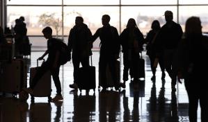 Asistentes de vuelos protestan por mejores salarios en aeropuertos de EEUU