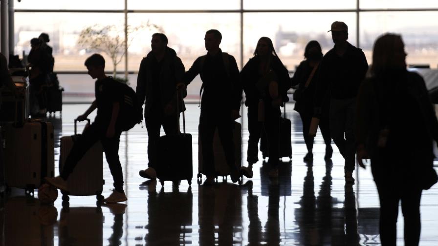 Asistentes de vuelos protestan por mejores salarios en aeropuertos de EEUU