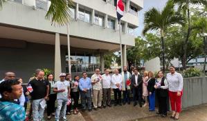 Consulado dominicano en PR iza bandera en el marco del Mes de la Patria