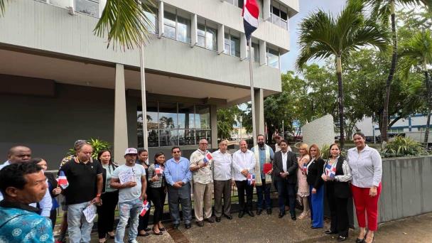 Consulado dominicano en PR iza bandera en el marco del Mes de la Patria