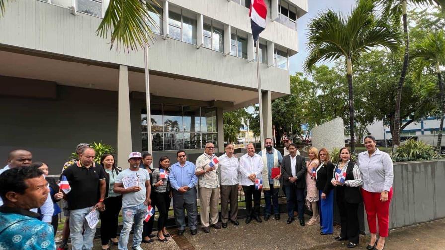 Consulado dominicano en PR iza bandera en el marco del Mes de la Patria