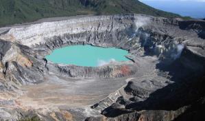 Costa Rica aumenta vigilancia ante constante expulsión de gases y ceniza del volcán Poás
