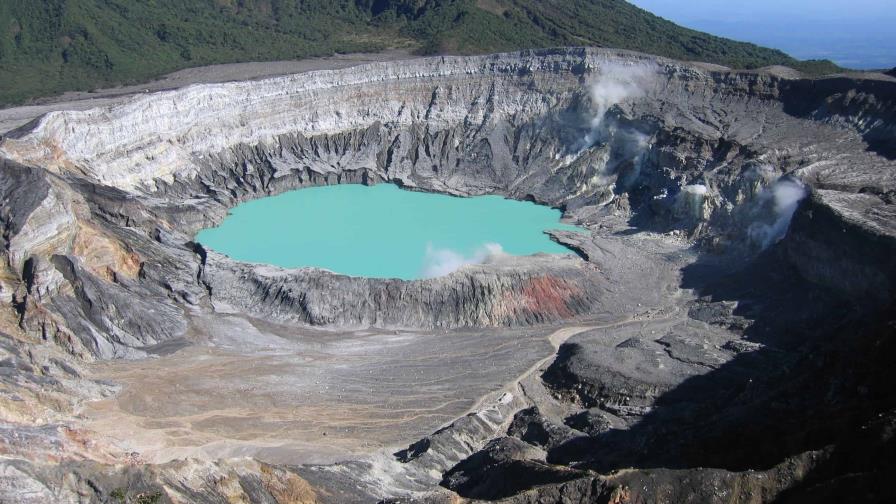 Costa Rica aumenta vigilancia ante constante expulsión de gases y ceniza del volcán Poás