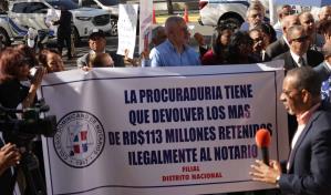 Notarios protestan por "retención ilegal que hace la Procuraduría