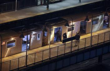 Hombre herido en metro de NY fue baleado varias veces con su propia pistola