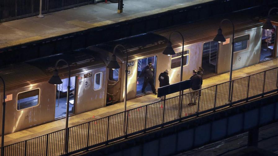 Hombre herido en metro de NY fue baleado varias veces con su propia pistola