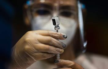 Puerto Rico está envuelto en un intenso debate sobre el uso de mascarillas y vacunas