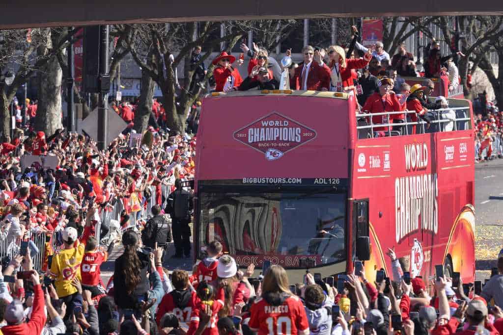 El dueño mayoritario de los Chiefs de Kansas City Clark Hunt sostiene el trofeo Vince Lombardi mientras el autobús del equipo llega a la celebración tras ganar el Super Bowl en Kansas City, Misuri el miércoles 14 de febrero del 2024. 