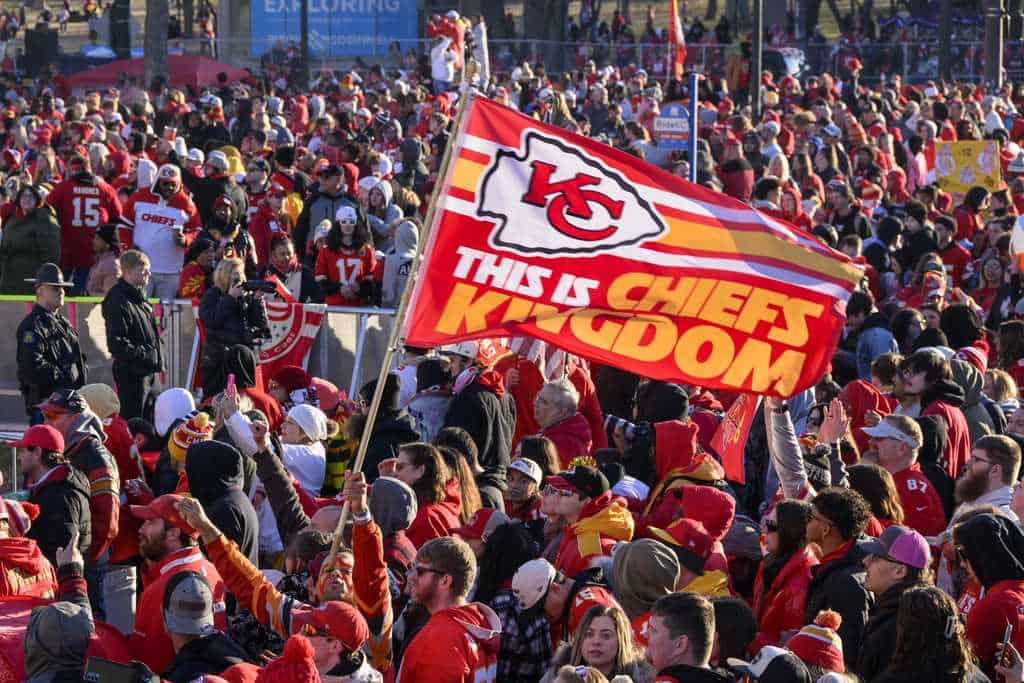 Aficionados de los Chiefs de Kansas City se reúnen para el desfile de celebración con el equipo tras ganar el Super Bowl en Kansas City, Misuri el miércoles 14 de febrero del 2024.