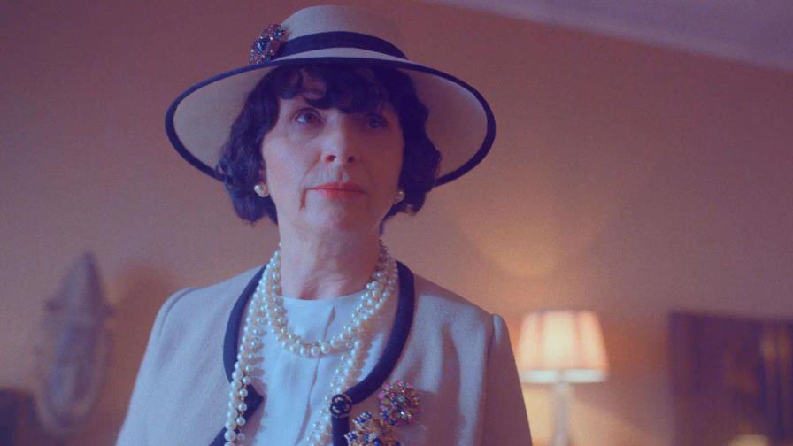 Juliette Binoche explora las oscuras decisiones de Coco Chanel en The New Look