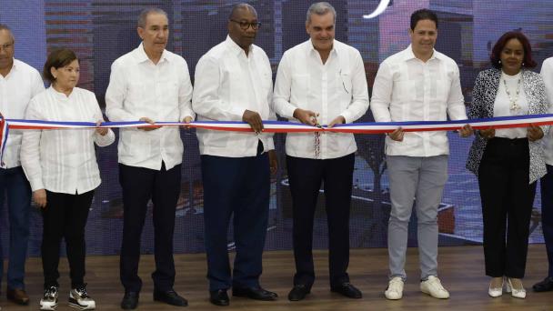 Presidente Luis Abinader entrega extensión de la UASD en Baní