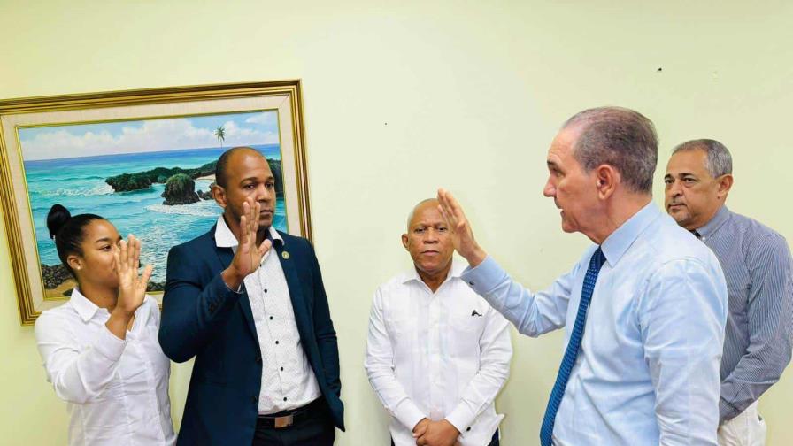 Un regidor del PLD en Barahona se juramenta en el PRM