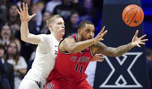 El mánager de baloncesto de St Johns muestra disconformidad con el jugador dominicano Joel Soriano