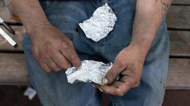 Mueren más personas por fumar drogas que por inyectárselas, según estudio en EEUU