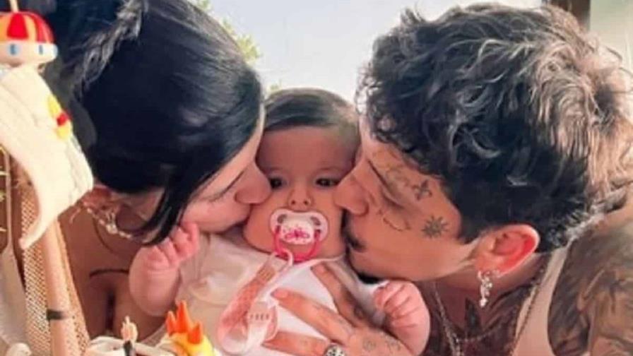 Christian Nodal y Cazzu enternecen las redes sociales al mostrar por primera vez rostro de su hija