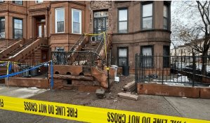 Mujer de 74 años muere al caerle un bloque de piedra de la fachada de su casa en Brooklyn