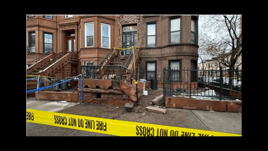 Mujer de 74 años muere al caerle un bloque de piedra de la fachada de su casa en Brooklyn