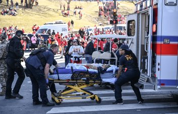 Al menos 1 muerto y más de 20 heridos en tiroteo en desfile del Super Bowl