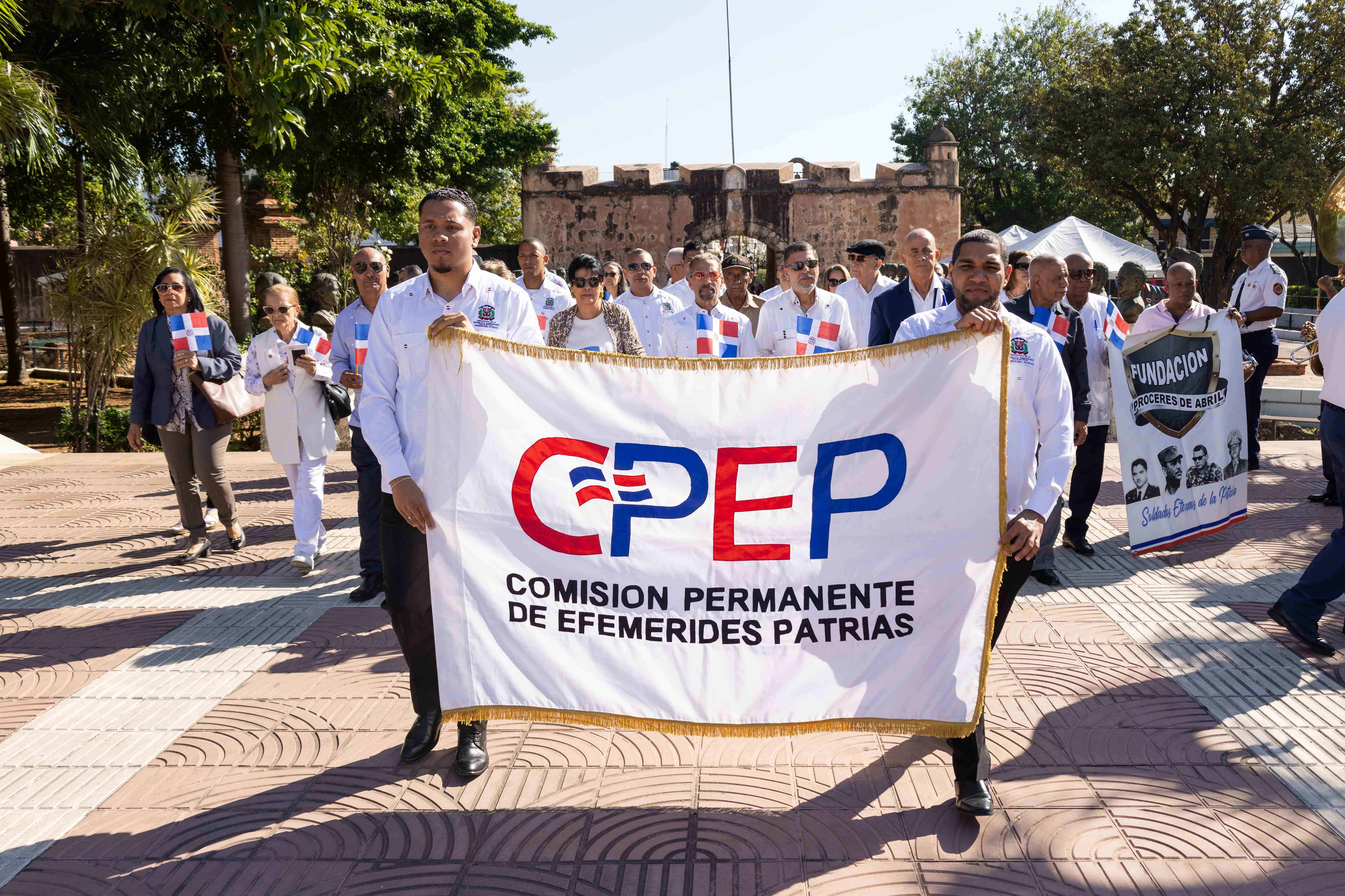 Empelados y directivos de Efemerides Patrias depositan ofrenda floral en el Altar de la Patria