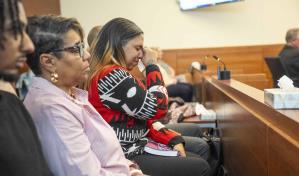 Juez declara nulo juicio de expolicía por asesinato en Ohio