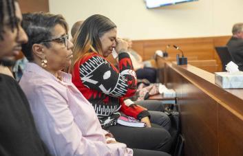Juez declara nulo juicio de expolicía por asesinato en Ohio
