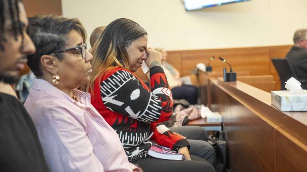 Juez declara nulo juicio de expolicía por asesinato en Ohio