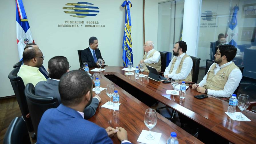 Leonel Fernández se reúne con observadores de la OEA