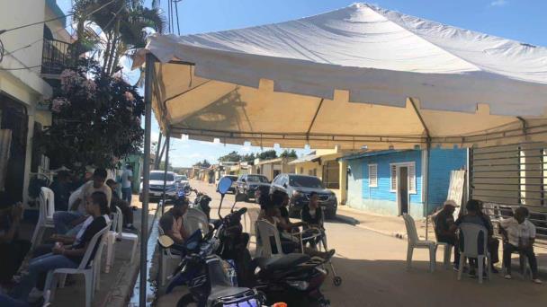 Familiares y amigos exigen justicia por muerte de profesor en tiroteo en Hato Mayor