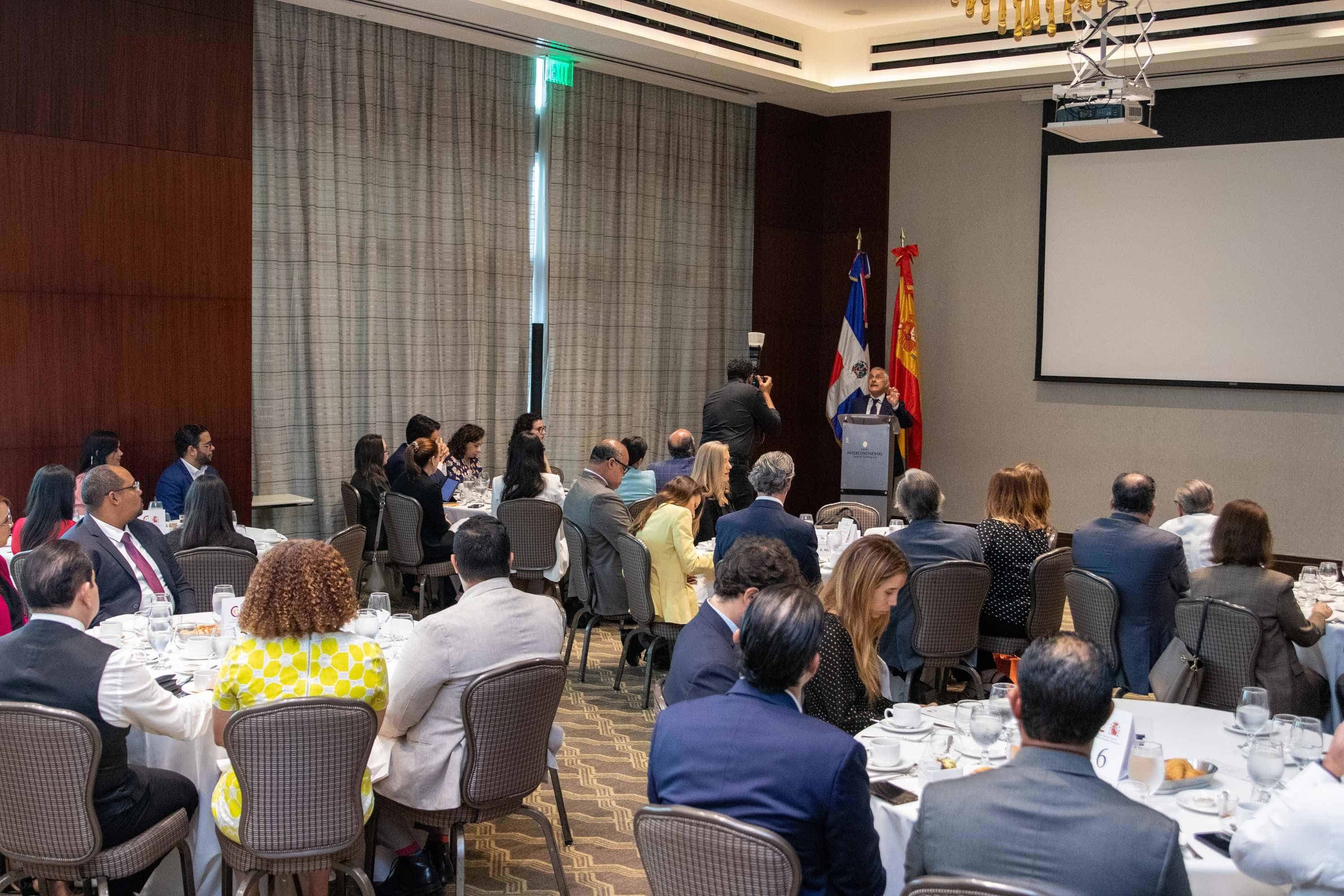.La conferencia magistral “Empresa y Programa de Cumplimiento fue impartida por Jesús-María Silva Sánchez