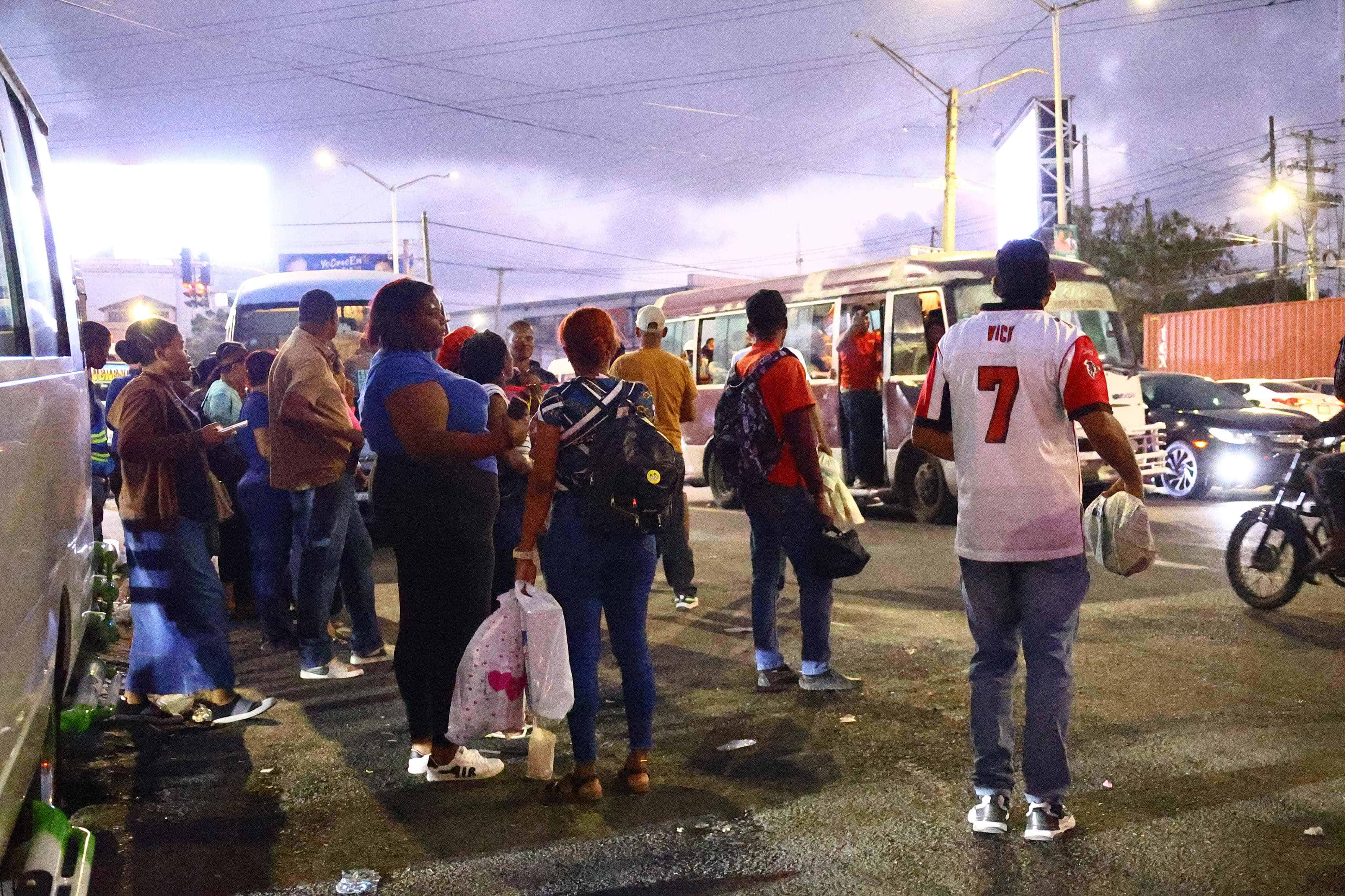 Pasajeros esperan por autobuses. 