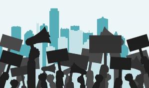 Policías dispersan con gas pimienta vigilia de comunitarios que exigen reparación de calles en Moca