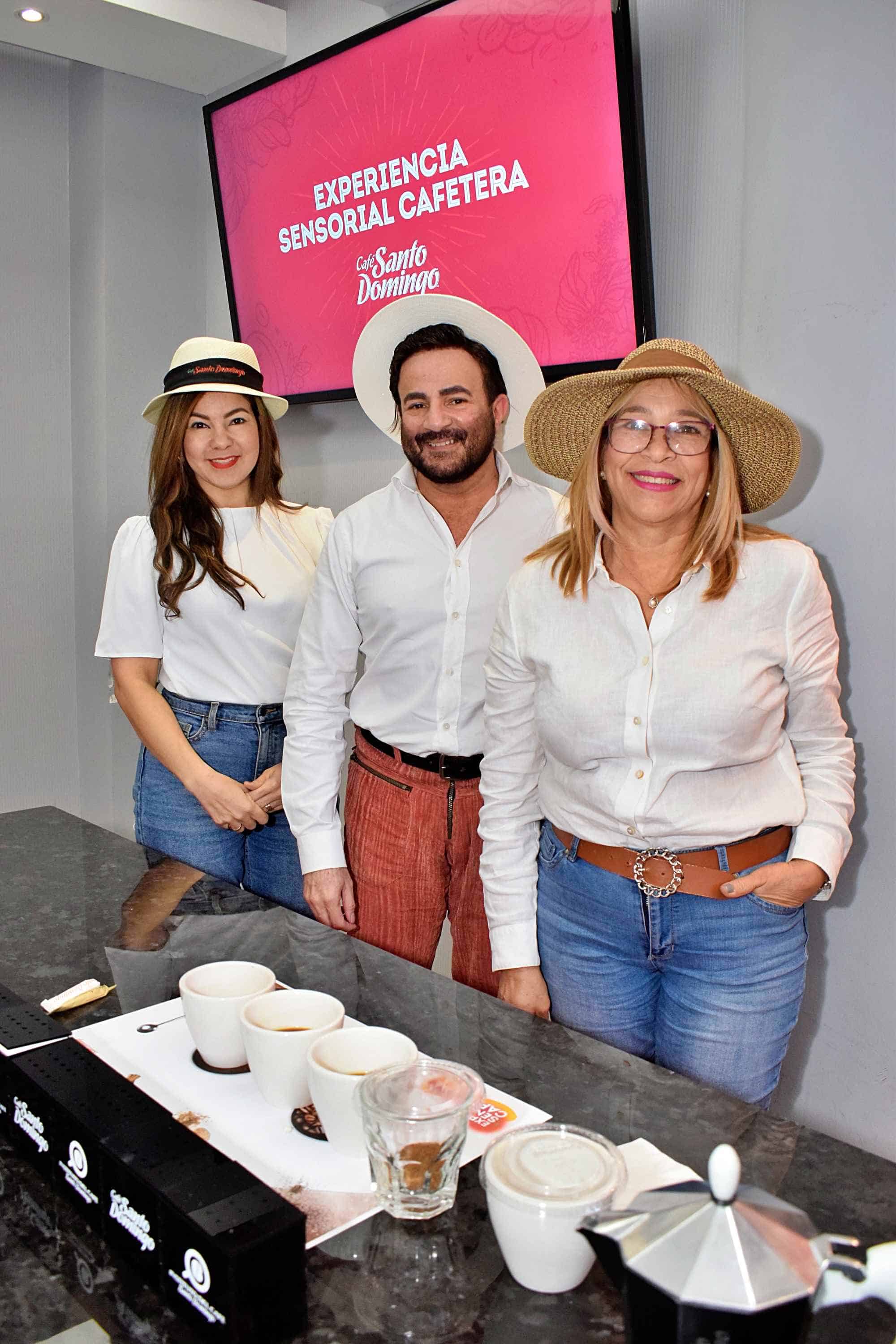 Elizabeth Fondeur, Juan Tomas y Dinamarca Bermúdez.