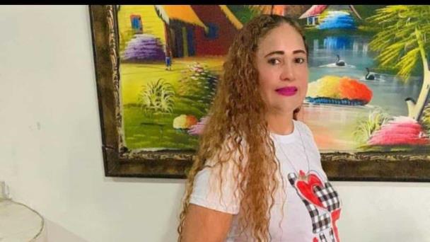 Mujer de Salcedo quemada por expareja, es trasladada al Ney Arias Lora; agresor permanece prófugo