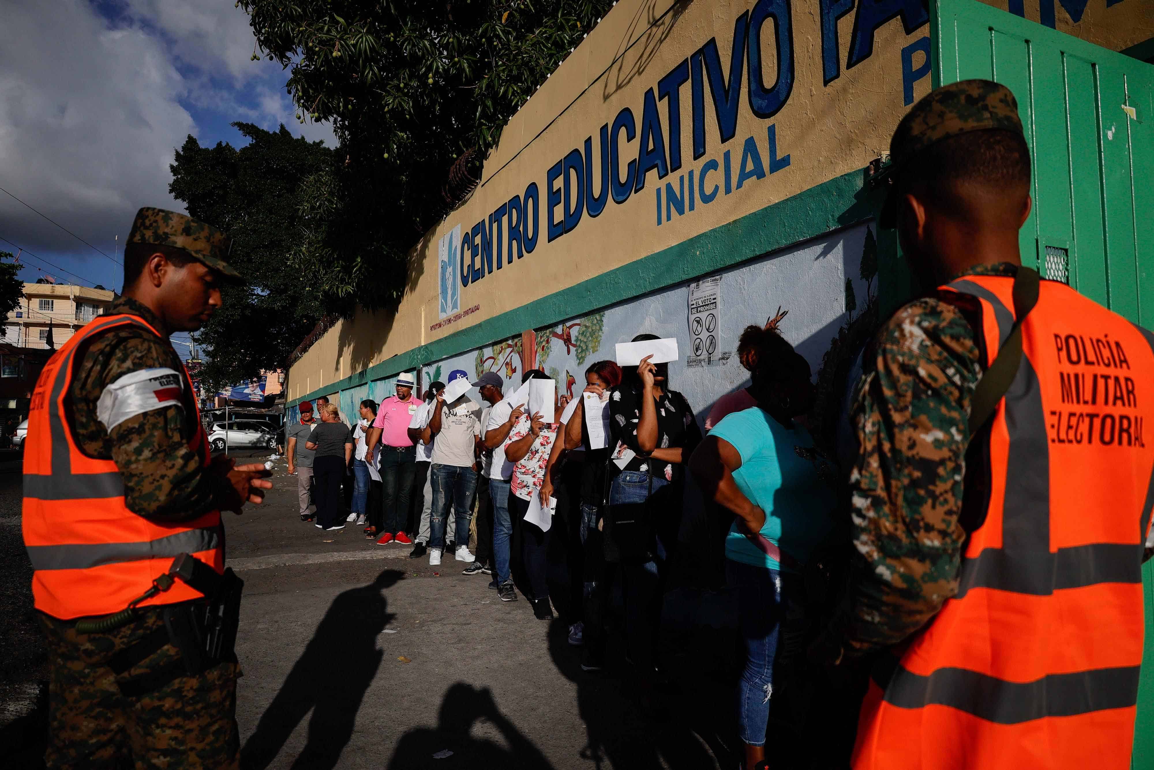 Largas filas en la escuela Fátima Oscar Santana en Gualey, Distrito Nacional. 