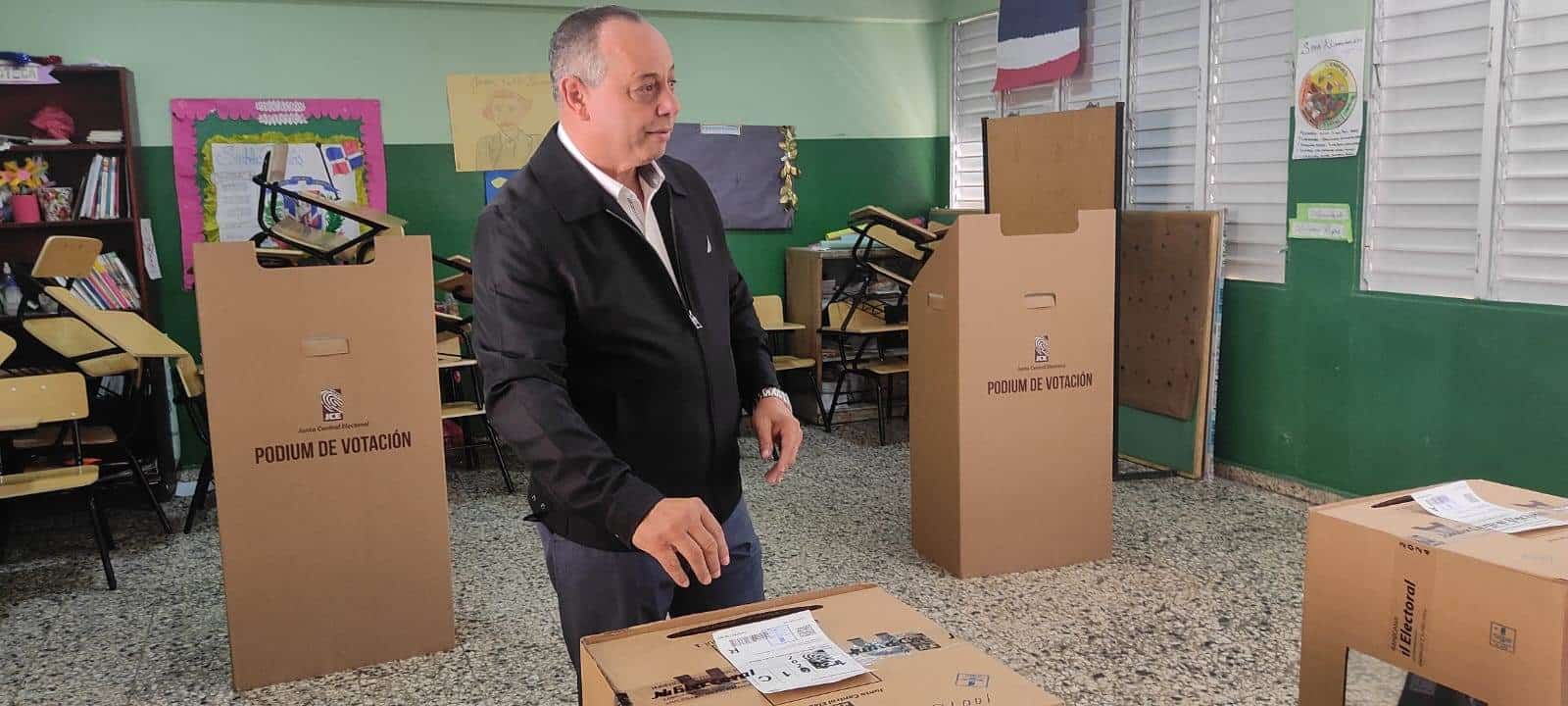 Candidato a alcalde de Santo Domingo Este por el partido Fuerza del Pueblo, Julio Romero.