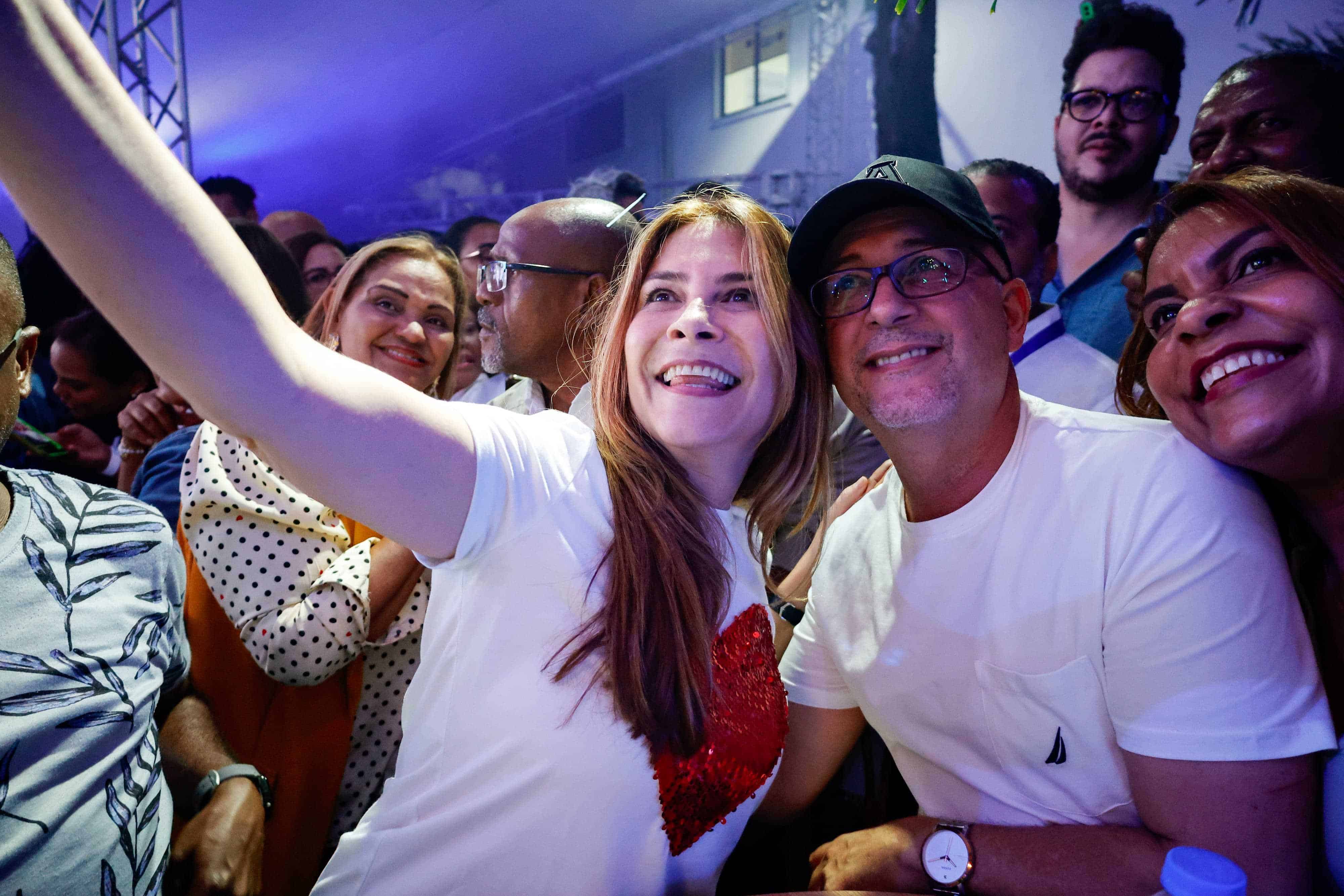 Carolina Mejía se hace una selfie con un seguidor en su comando de campaña la noche de este domingo. 