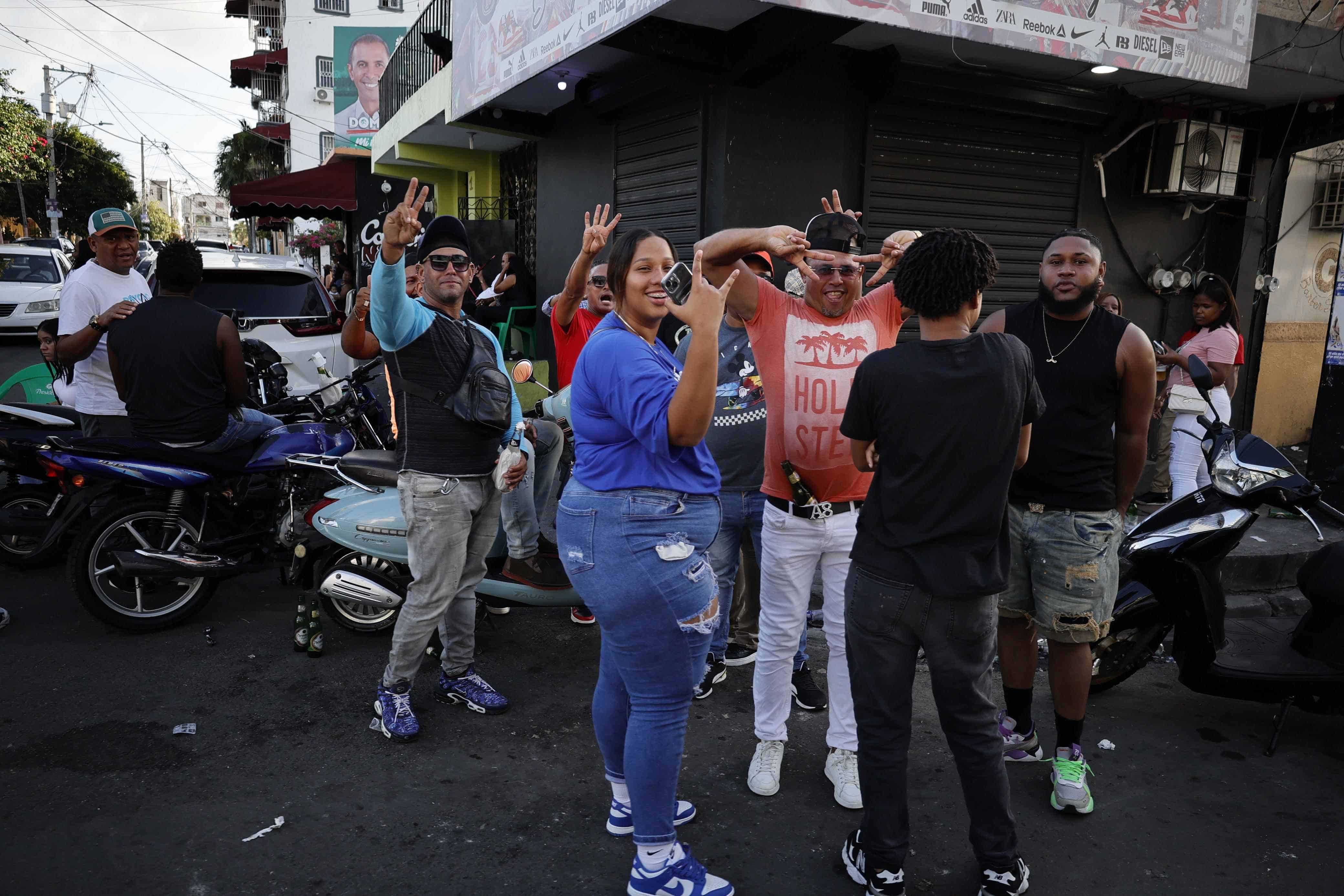 Ciudadanos ingieren bebidas alcohólicas en Cristo Rey, Distrito Nacional.